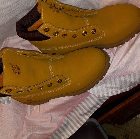 Shoee - Picture 2 of 3